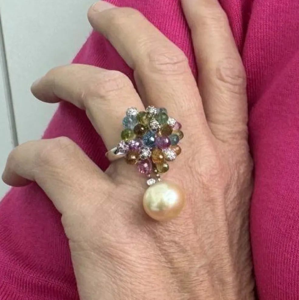 Bague perle, pierres de couleur et diamants