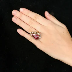 Bague Pierre rouge entourage 17 Diamants navettes