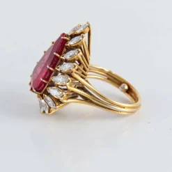 Bague Pierre rouge entourage 17 Diamants navettes
