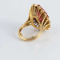 Bague Pierre rouge entourage 17 Diamants navettes