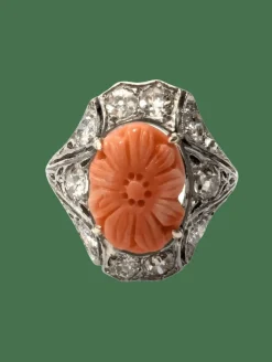 Bague platine avec corail rose gravé et diamants