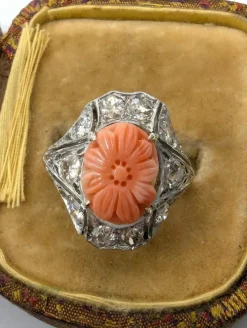 Bague platine avec corail rose gravé et diamants