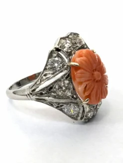 Bague platine avec corail rose gravé et diamants