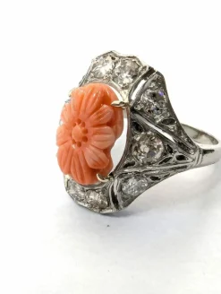 Bague platine avec corail rose gravé et diamants