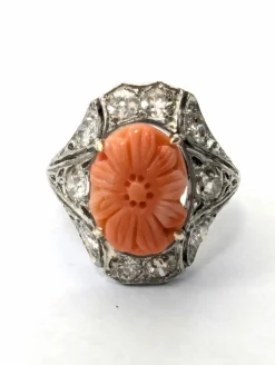 Bague platine avec corail rose gravé et diamants