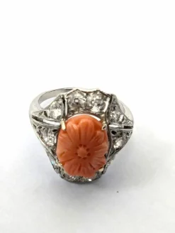 Bague platine avec corail rose gravé et diamants