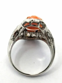 Bague platine avec corail rose gravé et diamants