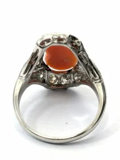 Bague platine avec corail rose gravé et diamants