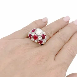 Bague platine, diamants, rubis.
