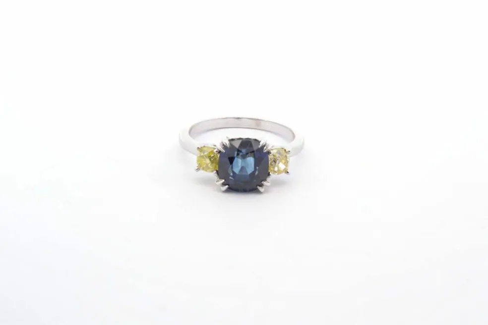 Bague Platine Saphir Diamants jaunes