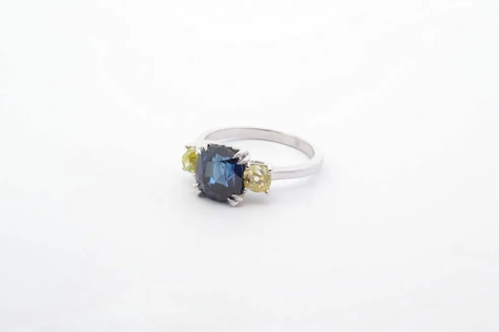 Bague Platine Saphir Diamants jaunes