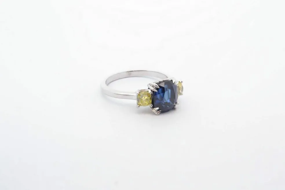 Bague Platine Saphir Diamants jaunes