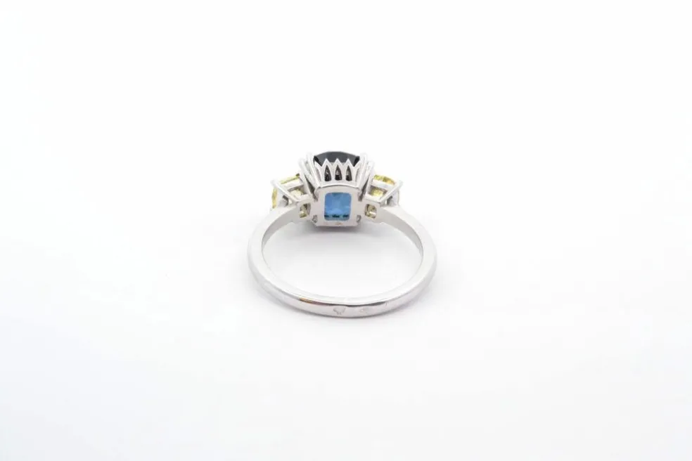 Bague Platine Saphir Diamants jaunes