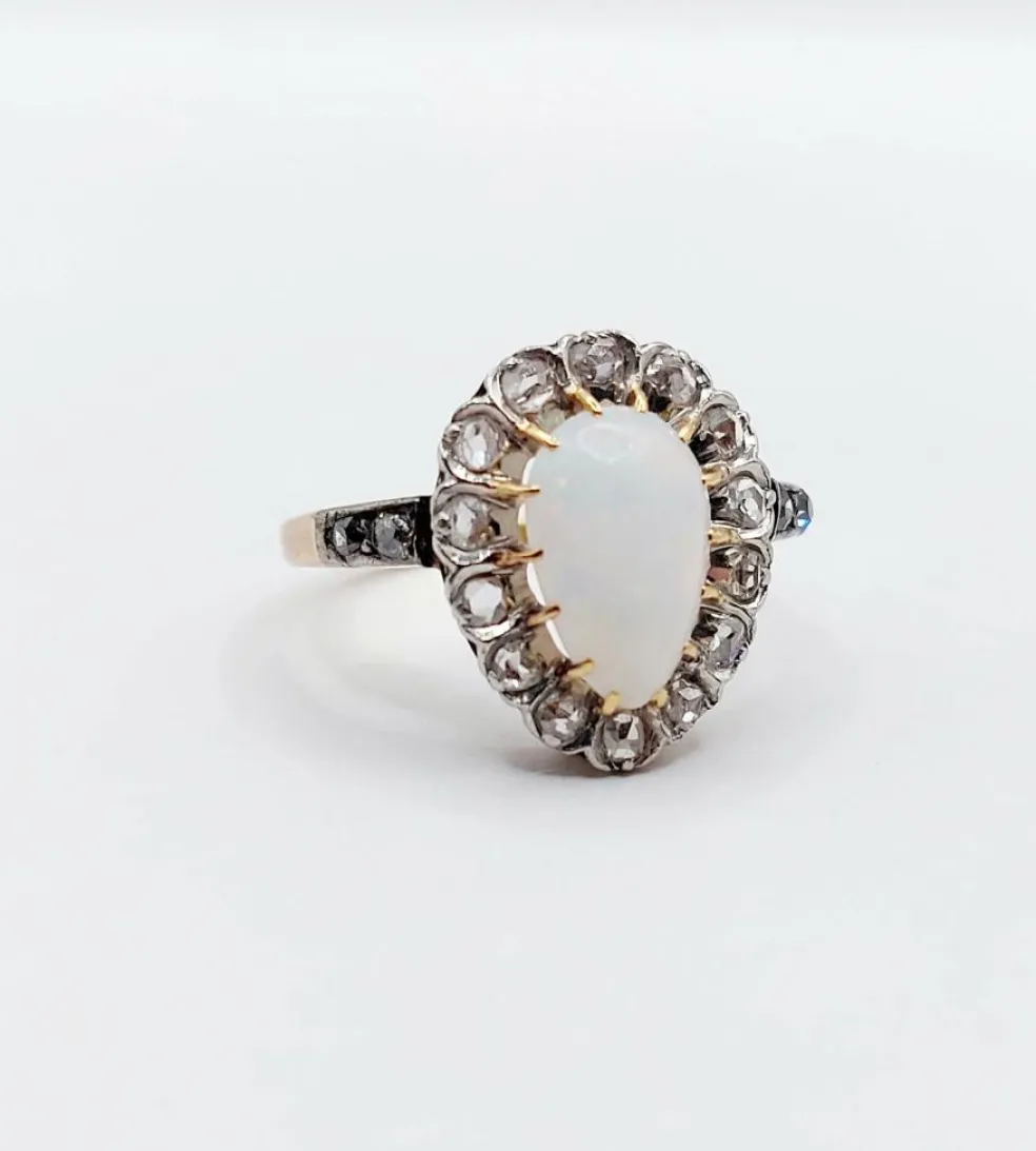 Bague pompadour antique or blanc 18k opale cabochon et diamants taille roses (circa 1900)
