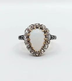 Bague pompadour antique or blanc 18k opale cabochon et diamants taille roses (circa 1900)