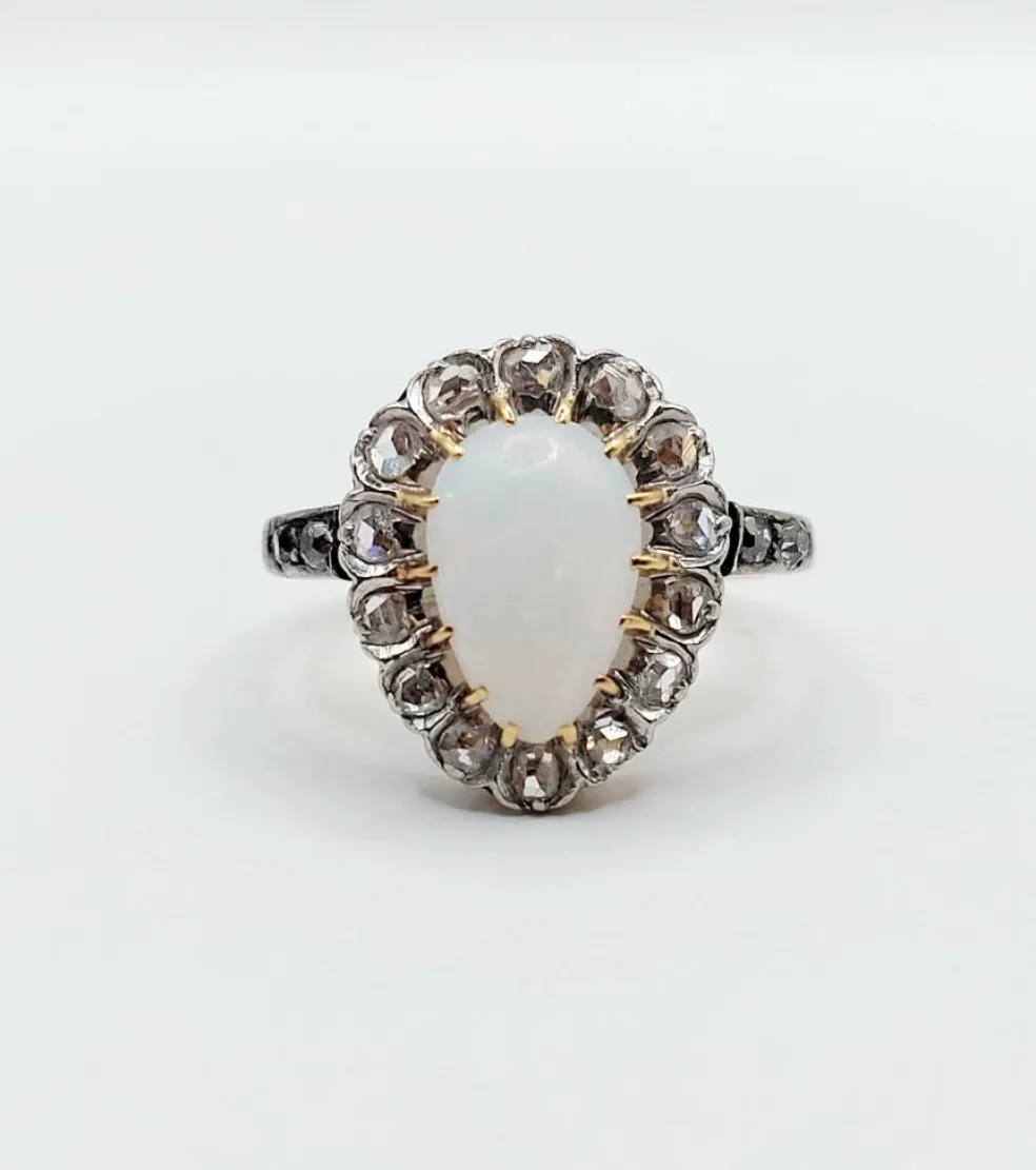 Bague pompadour antique or blanc 18k opale cabochon et diamants taille roses (circa 1900)