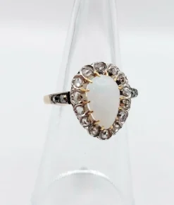 Bague pompadour antique or blanc 18k opale cabochon et diamants taille roses (circa 1900)