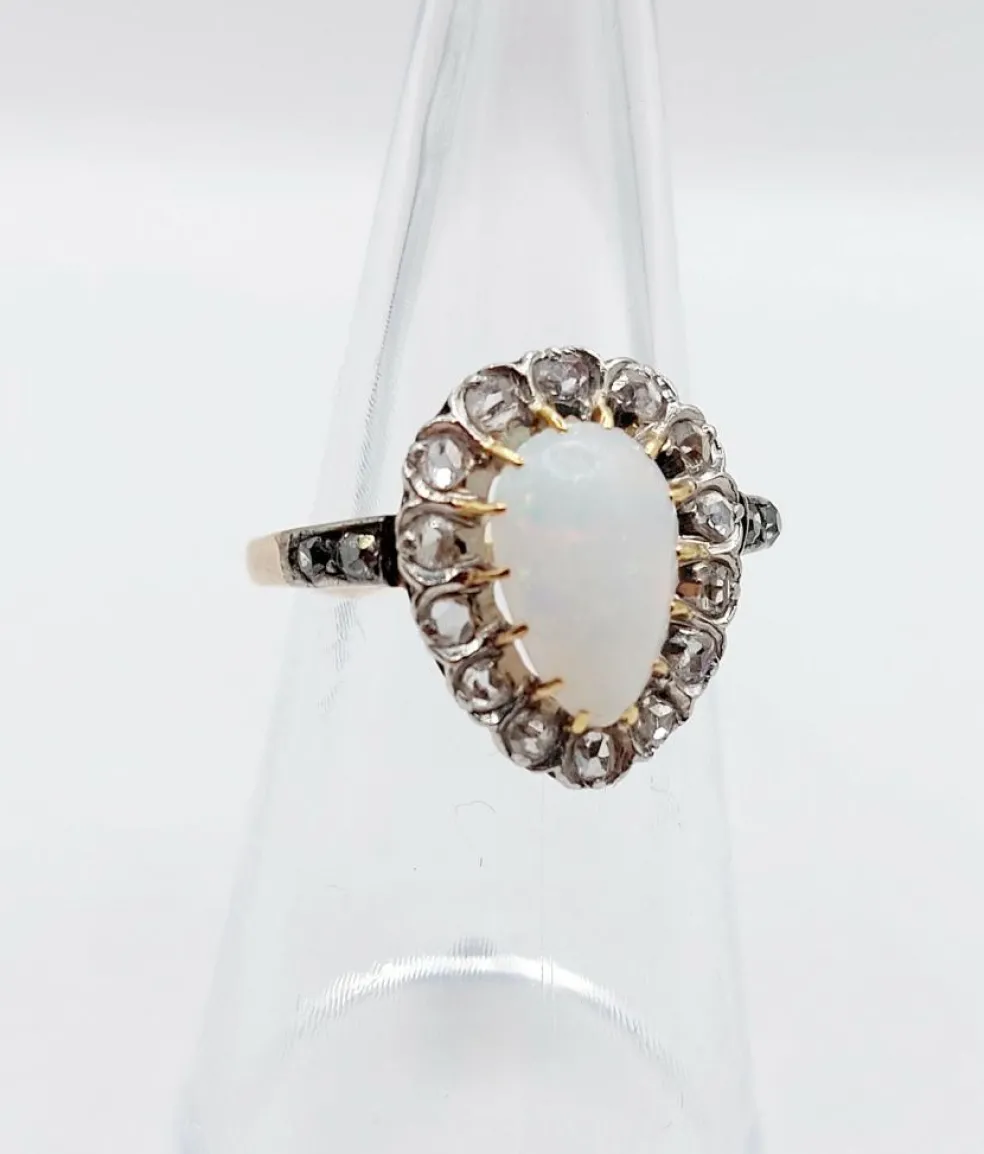 Bague pompadour antique or blanc 18k opale cabochon et diamants taille roses (circa 1900)