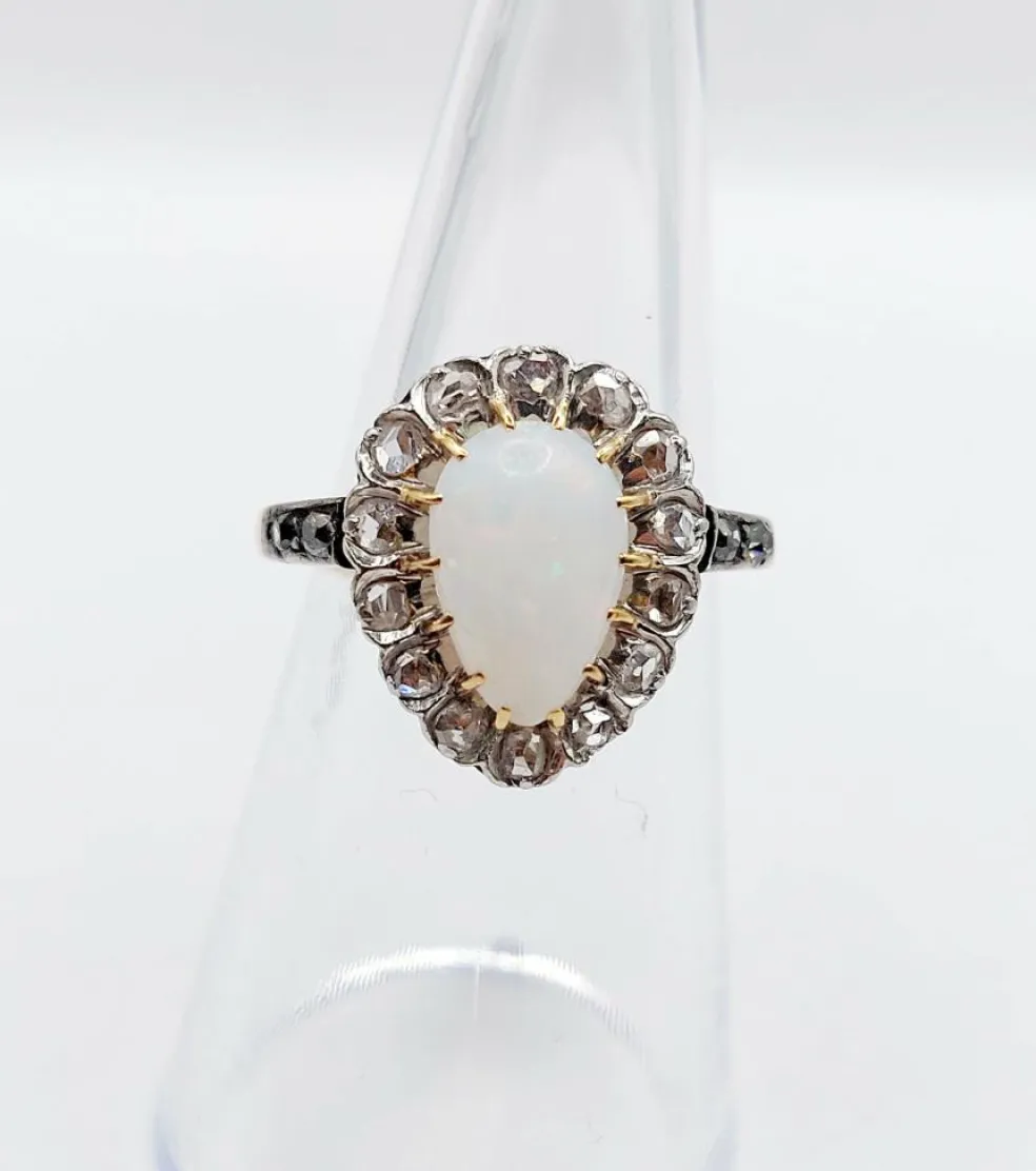 Bague pompadour antique or blanc 18k opale cabochon et diamants taille roses (circa 1900)
