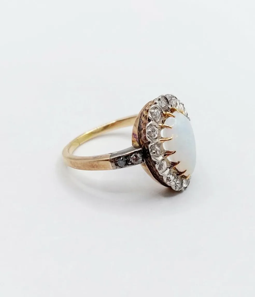 Bague pompadour antique or blanc 18k opale cabochon et diamants taille roses (circa 1900)