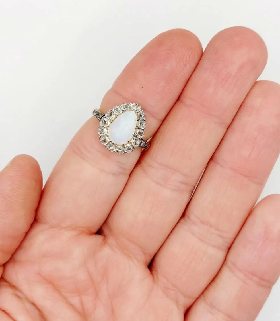 Bague pompadour antique or blanc 18k opale cabochon et diamants taille roses (circa 1900)