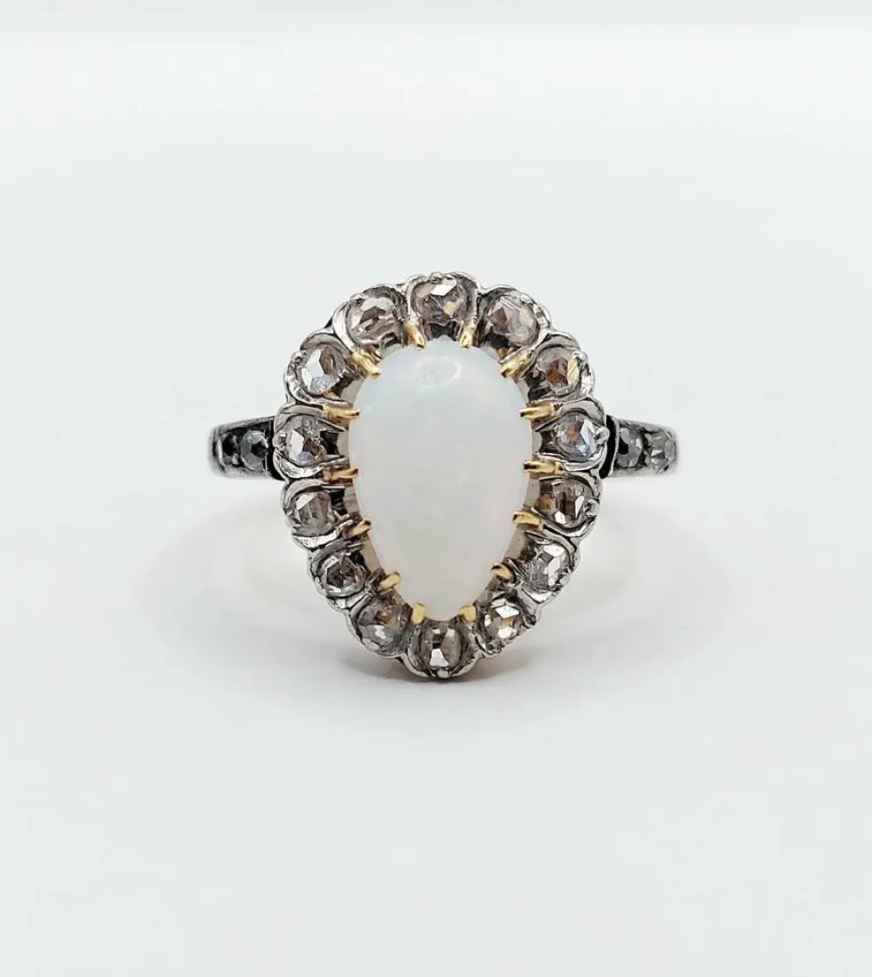 Bague pompadour antique or blanc 18k opale cabochon et diamants taille roses (circa 1900)