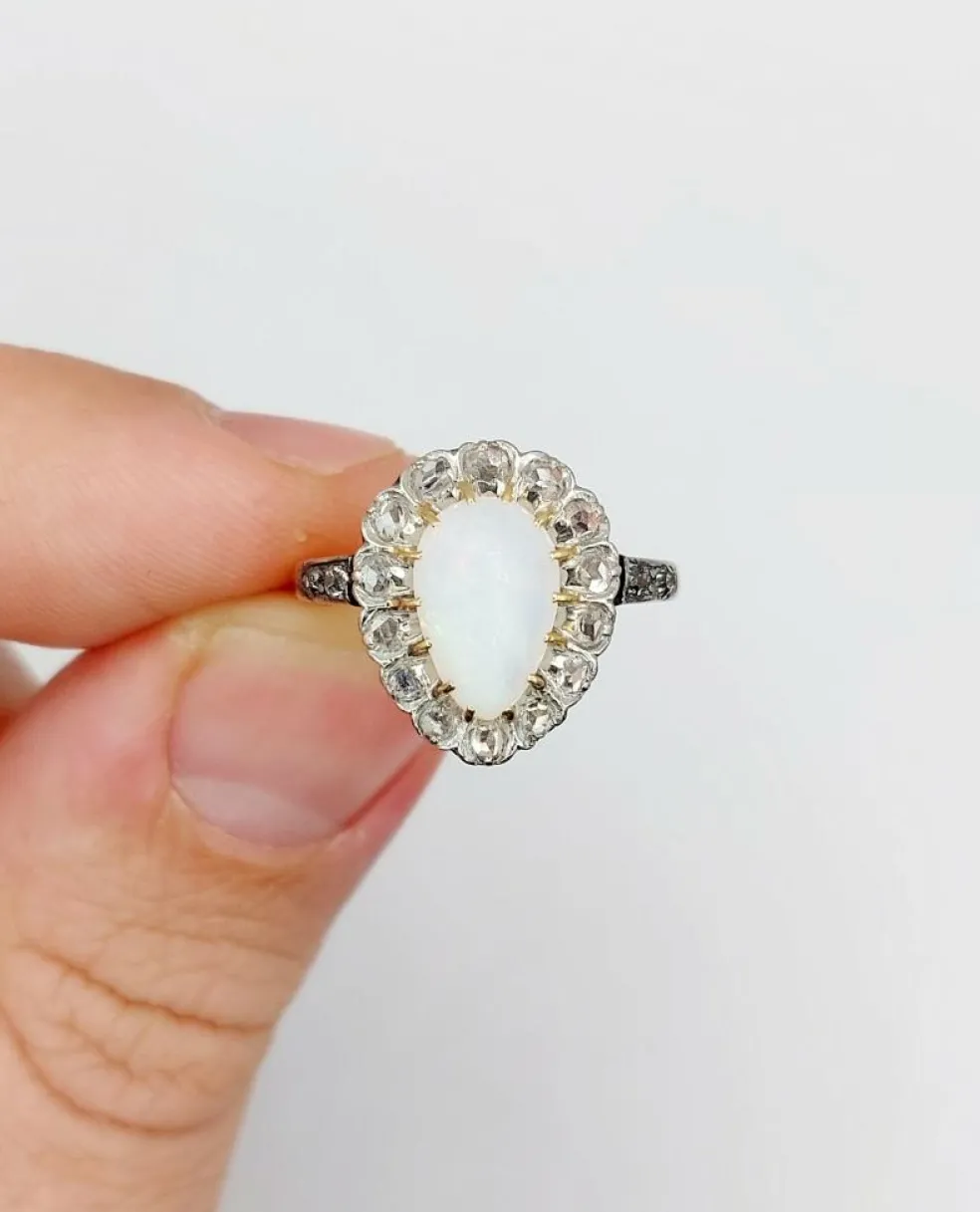 Bague pompadour antique or blanc 18k opale cabochon et diamants taille roses (circa 1900)