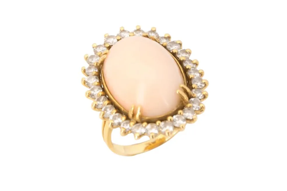 Bague Pompadour cabochon de corail diamants