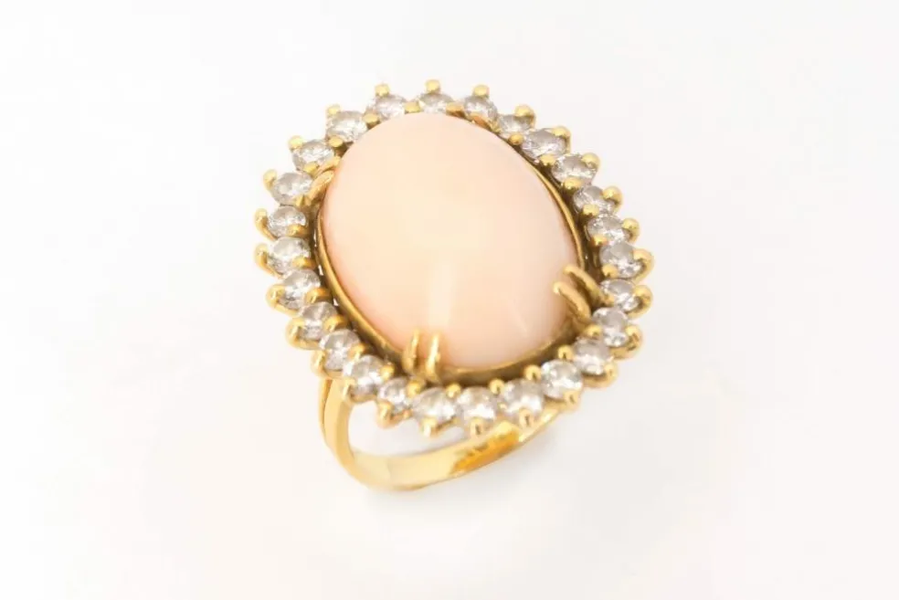 Bague Pompadour cabochon de corail diamants