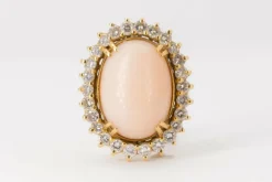 Bague Pompadour cabochon de corail diamants