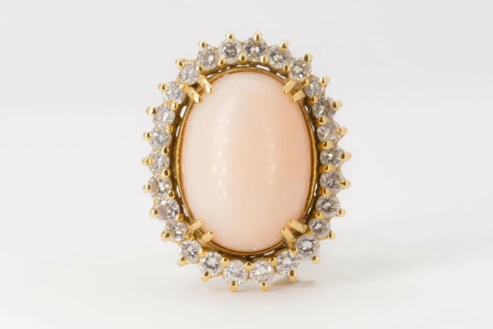 Bague Pompadour cabochon de corail diamants