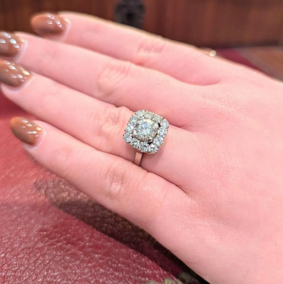 Bague Pompadour en or blanc Platine et diamants