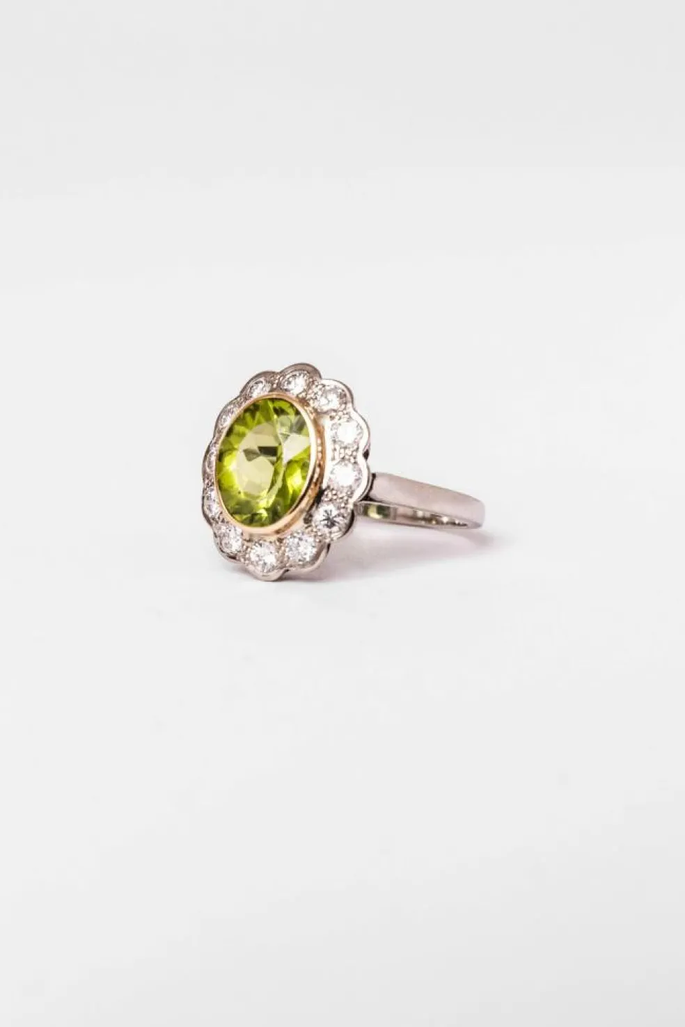 Bague Pompadour en or jaune, or blanc, péridot et diamants