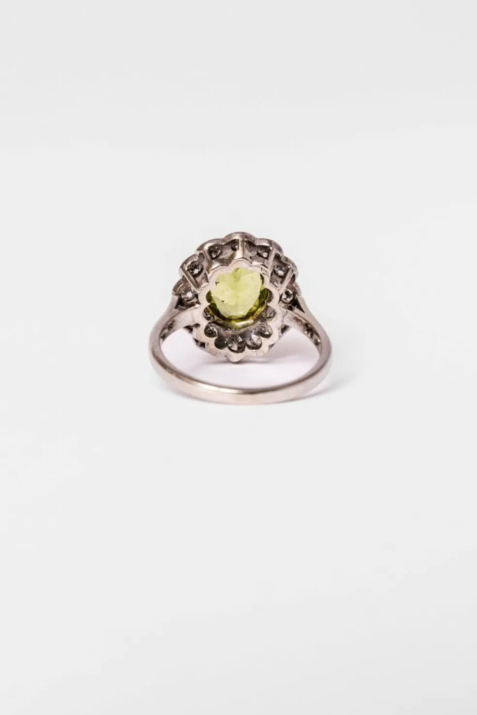 Bague Pompadour en or jaune, or blanc, péridot et diamants