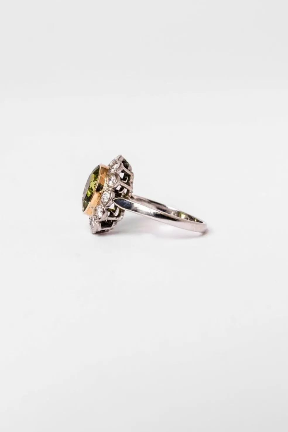 Bague Pompadour en or jaune, or blanc, péridot et diamants
