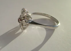 Bague pompadour grenat or blanc