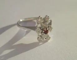 Bague pompadour grenat or blanc