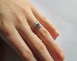 Bague pompadour grenat or blanc