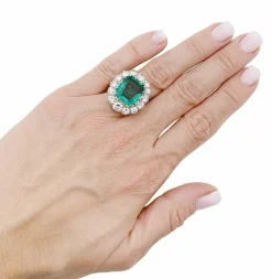 Bague Pompadour émeraude, diamants, platine et or jaune.