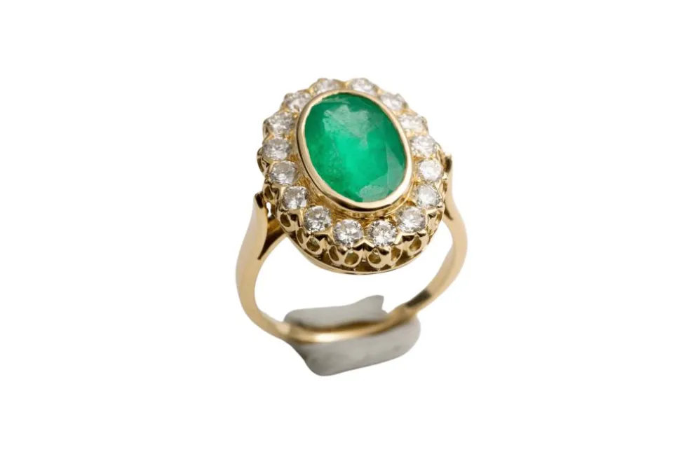 Bague pompadour or jaune, émeraude et 16 diamants.