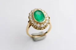 Bague pompadour or jaune, émeraude et 16 diamants.