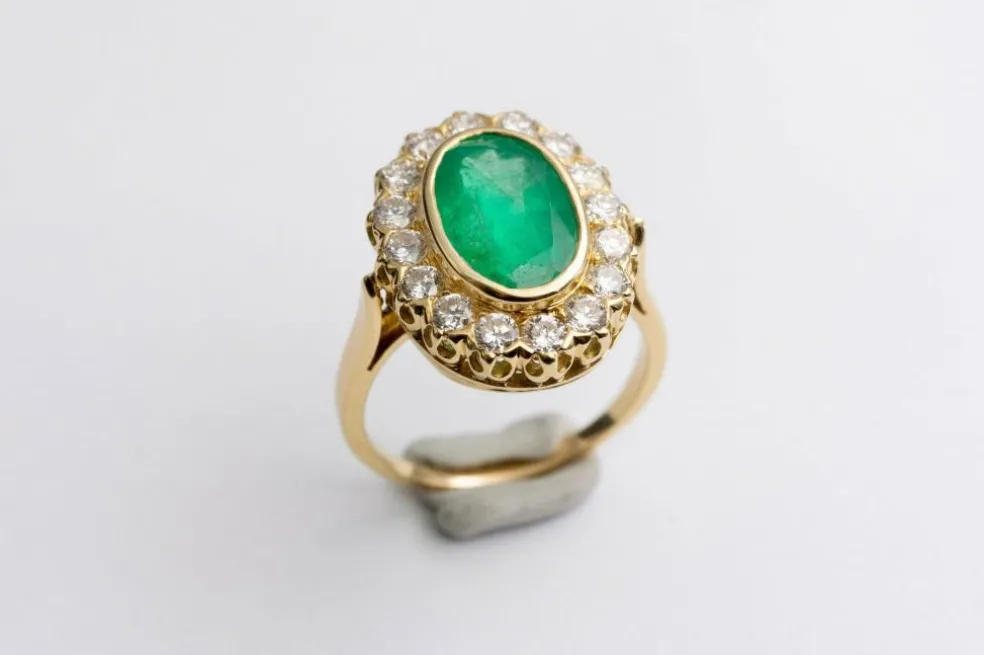 Bague pompadour or jaune, émeraude et 16 diamants.