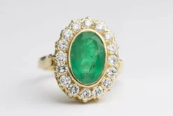 Bague pompadour or jaune, émeraude et 16 diamants.