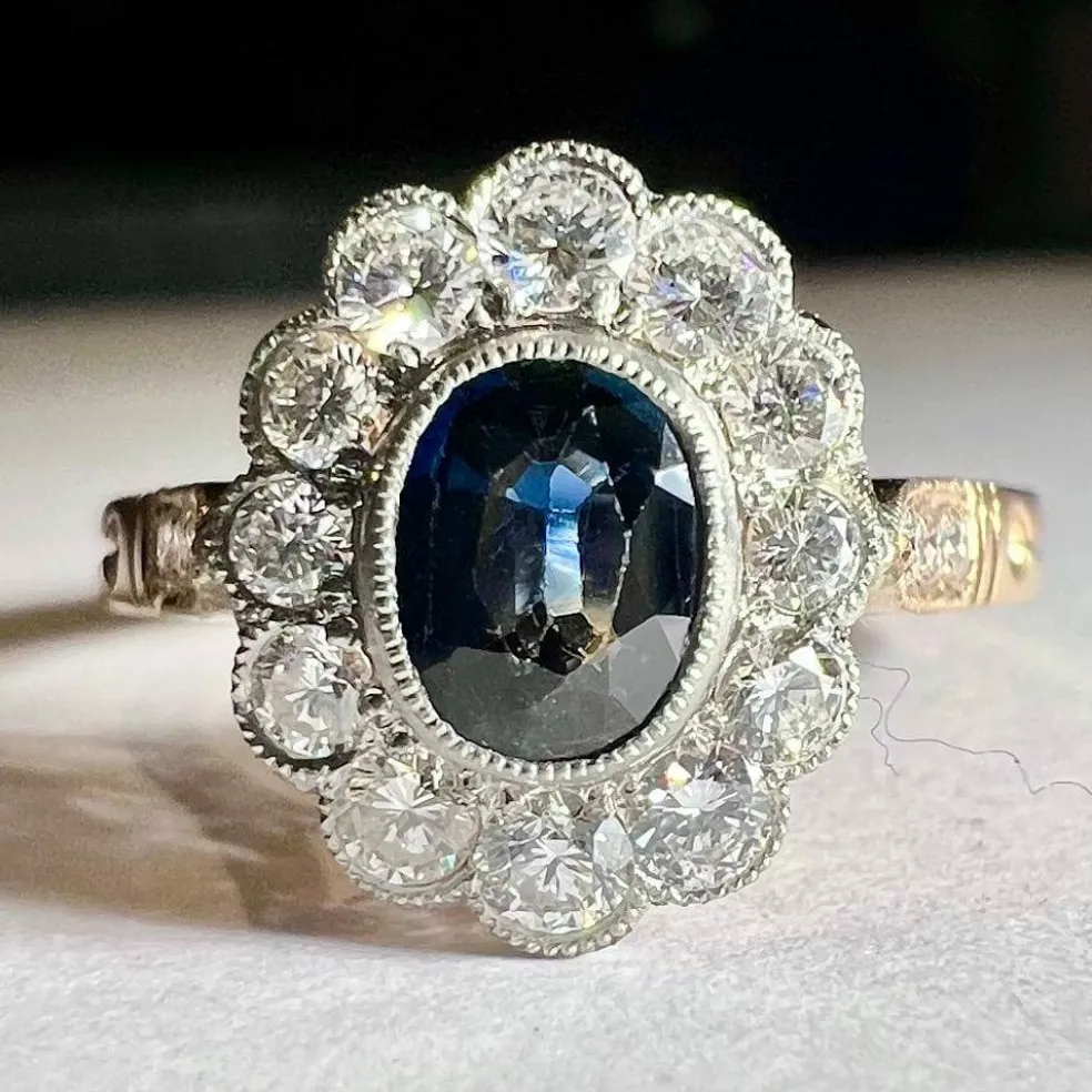 Bague pompadour ou marguerite saphir et diamants, or jaune 18 carats