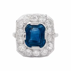 Bague "Pompadour" platine, or blanc, saphir, diamants.