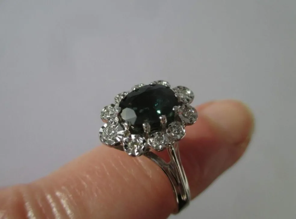 Bague Pompadour saphir vert diamants