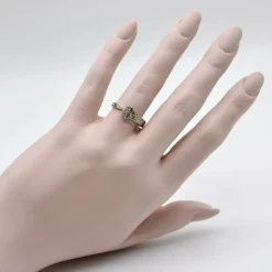 Bague porte-bonheur gravée à la main en or blanc avec diamants