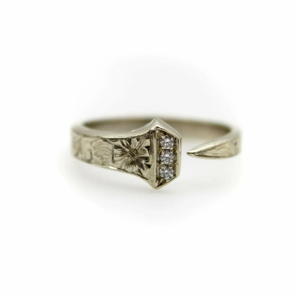 Bague porte-bonheur gravée à la main en or blanc avec diamants