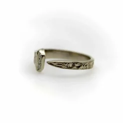 Bague porte-bonheur gravée à la main en or blanc avec diamants