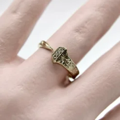 Bague porte-bonheur gravée à la main en or blanc avec diamants